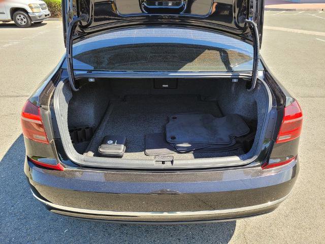 Used 2018 Volkswagen Passat 2.0T SEL Premium FWD image 11