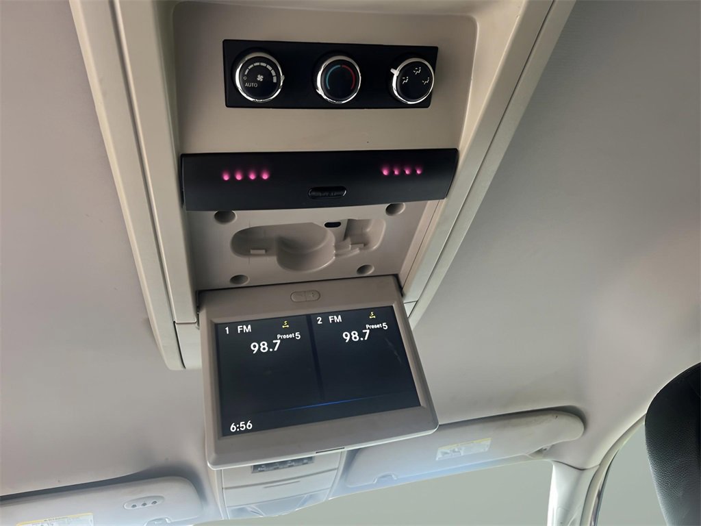 Used 2016 Chrysler Town & Country Touring image 33