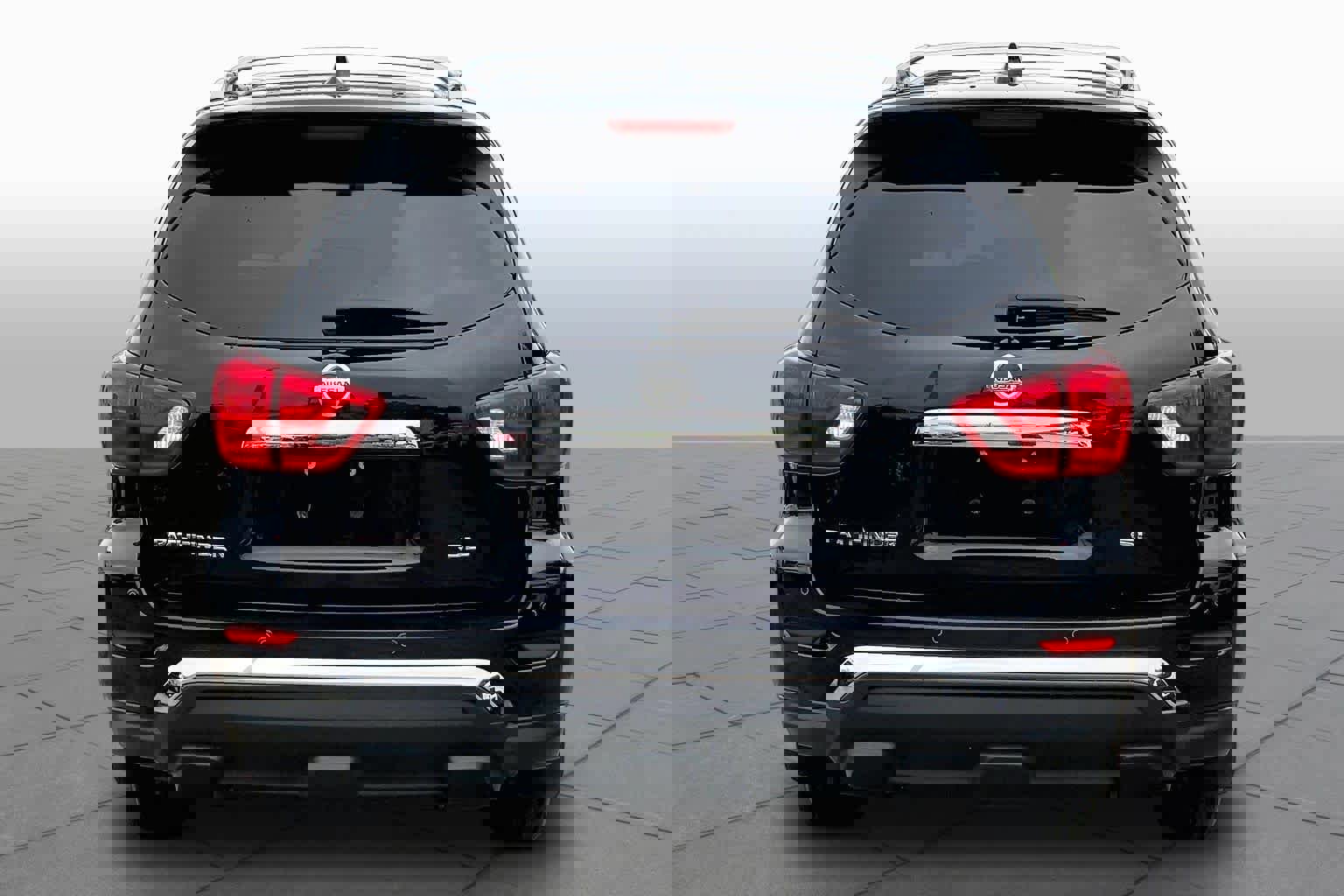 Used 2019 Nissan Pathfinder SL image 3