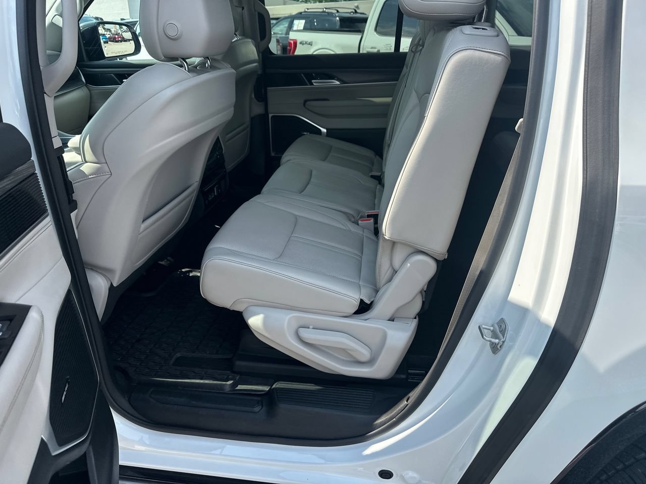 Used 2024 Jeep Wagoneer L Series II w/ Flexible Seating Group RWD image 21