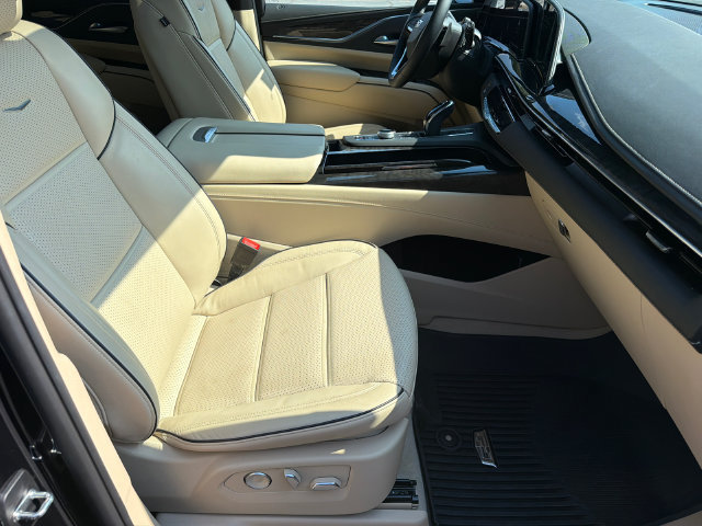 Used 2024 Cadillac Escalade ESV Premium Luxury w/ Performance Package AWD/4WD image 15