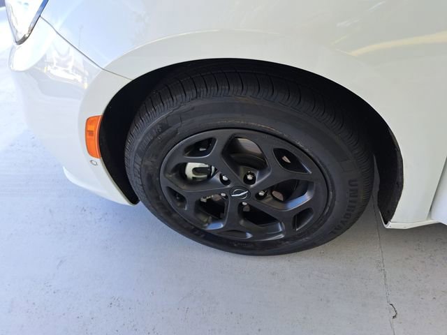 Used 2024 Chrysler Pacifica Limited FWD image 27