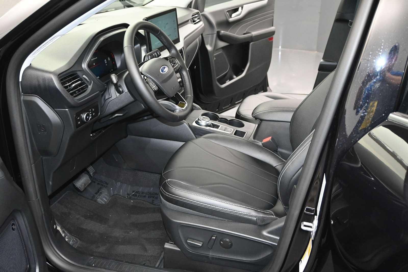 Certified 2026 Ford Escape SE w/ PHEV Premium Package FWD image 12