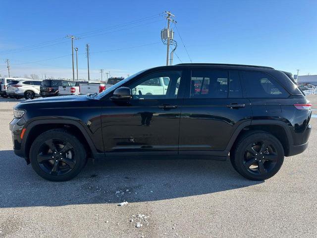 Used 2023 Jeep Grand Cherokee Altitude image 2