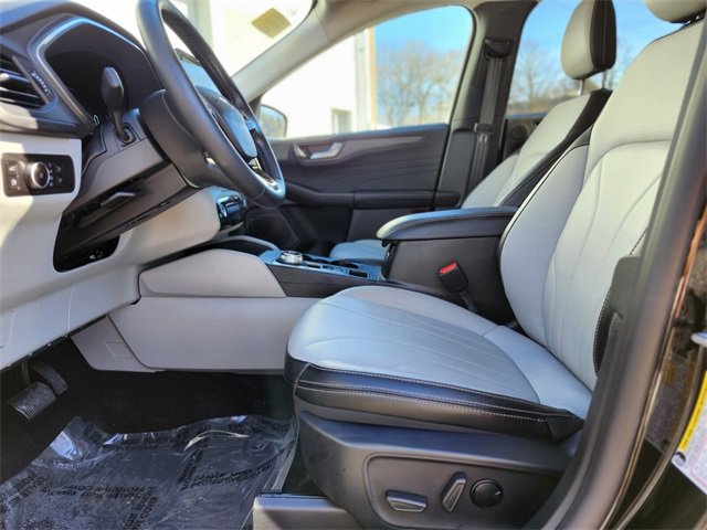 Certified 2025 Ford Escape Platinum w/ Premium Technology Package image 18