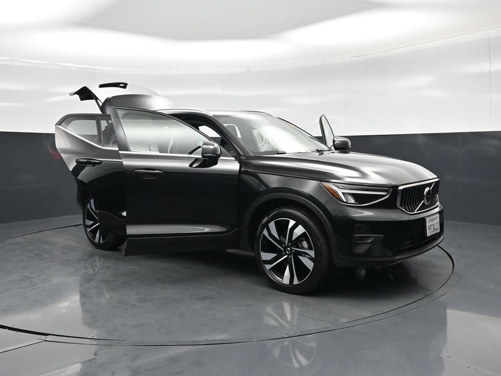 Used 2025 Volvo XC40 B5 Plus AWD/4WD image 34