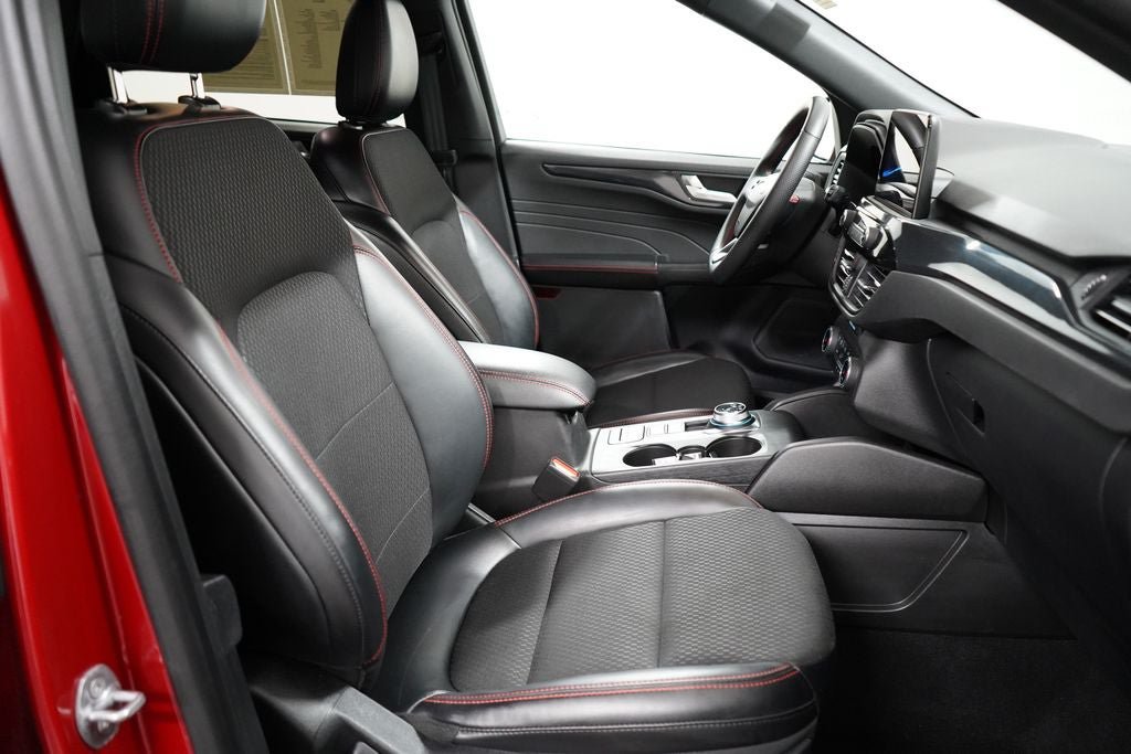Certified 2025 Ford Escape ST-Line FWD image 31
