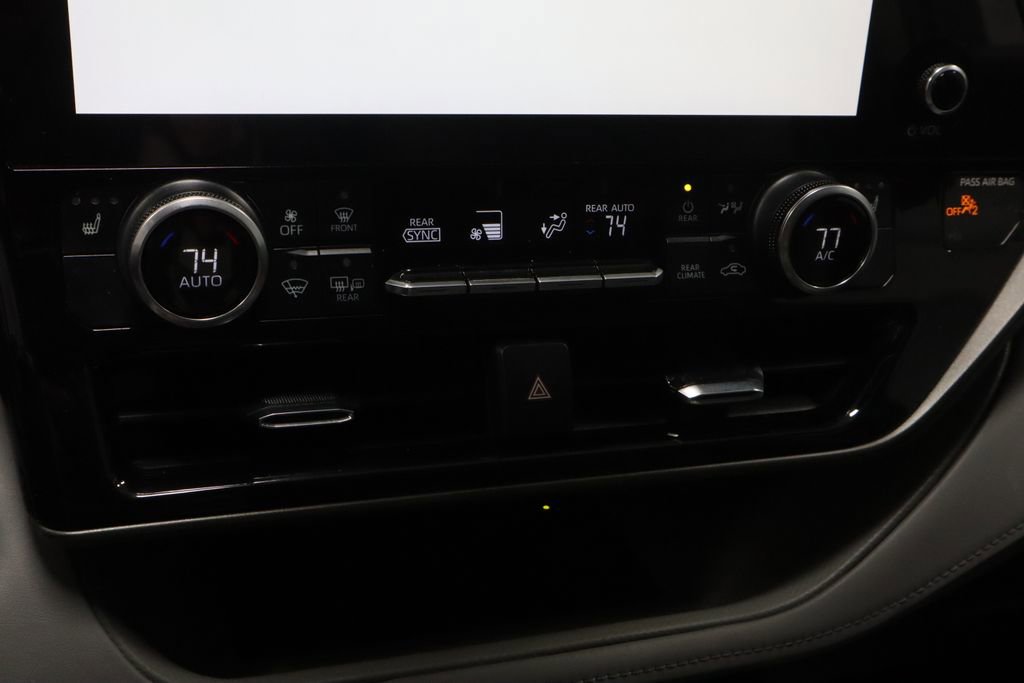 Used 2023 Toyota Highlander XLE FWD image 29