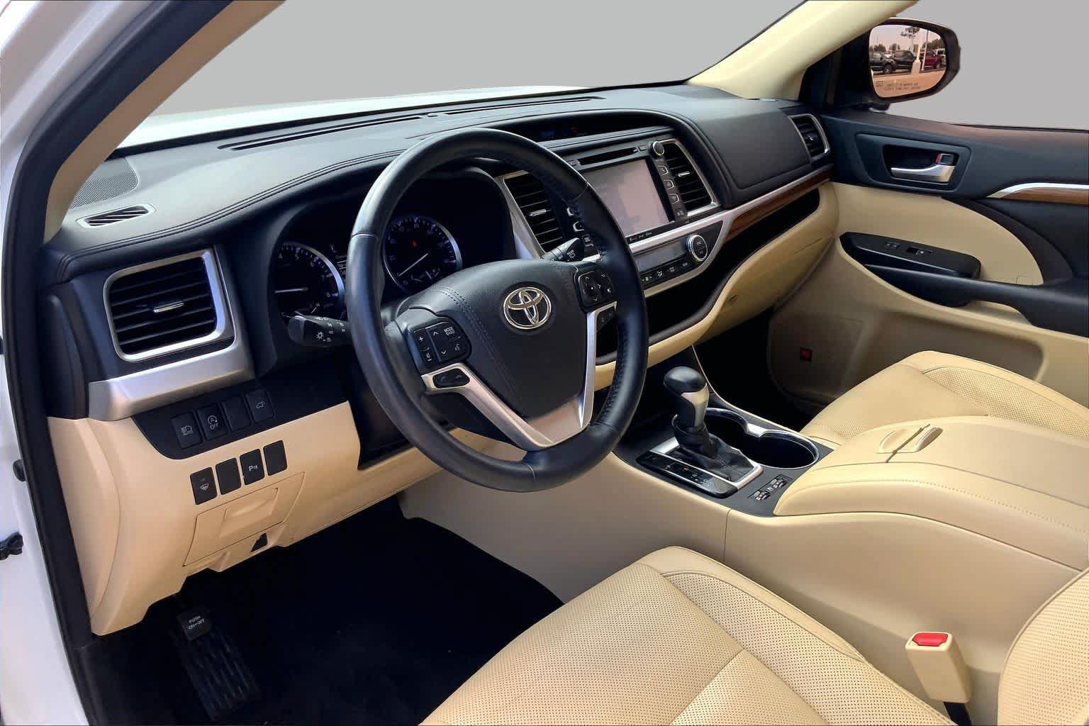 Used 2018 Toyota Highlander Limited w/ Carpet Mat Package (TMS) AWD/4WD image 18