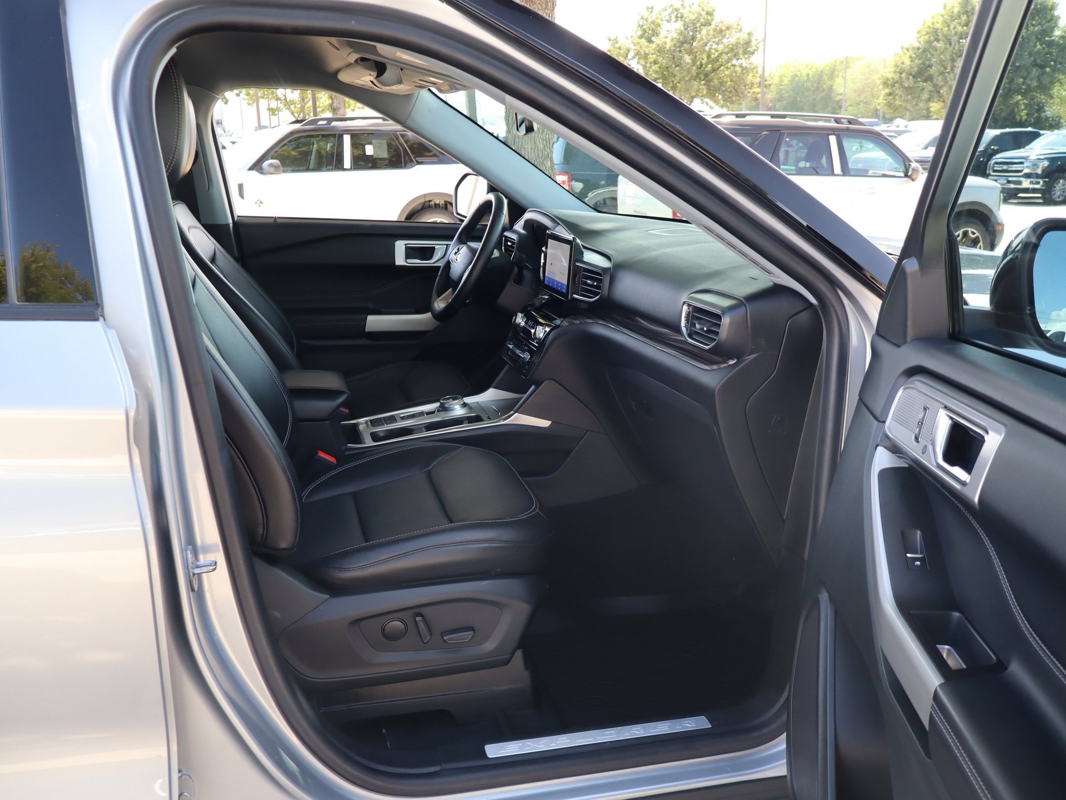 Certified 2022 Ford Explorer Limited RWD image 30