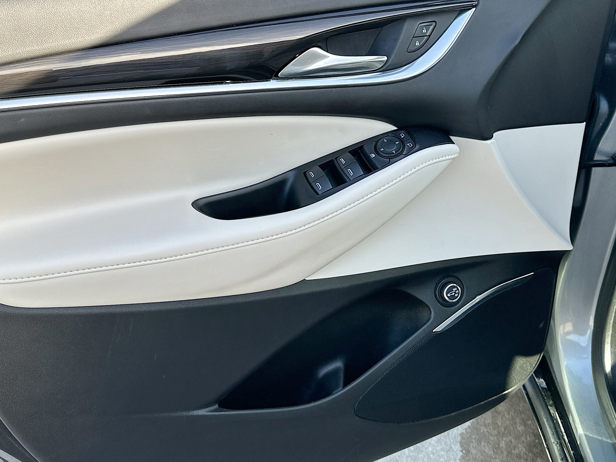 Used 2024 Buick Enclave Essence image 17