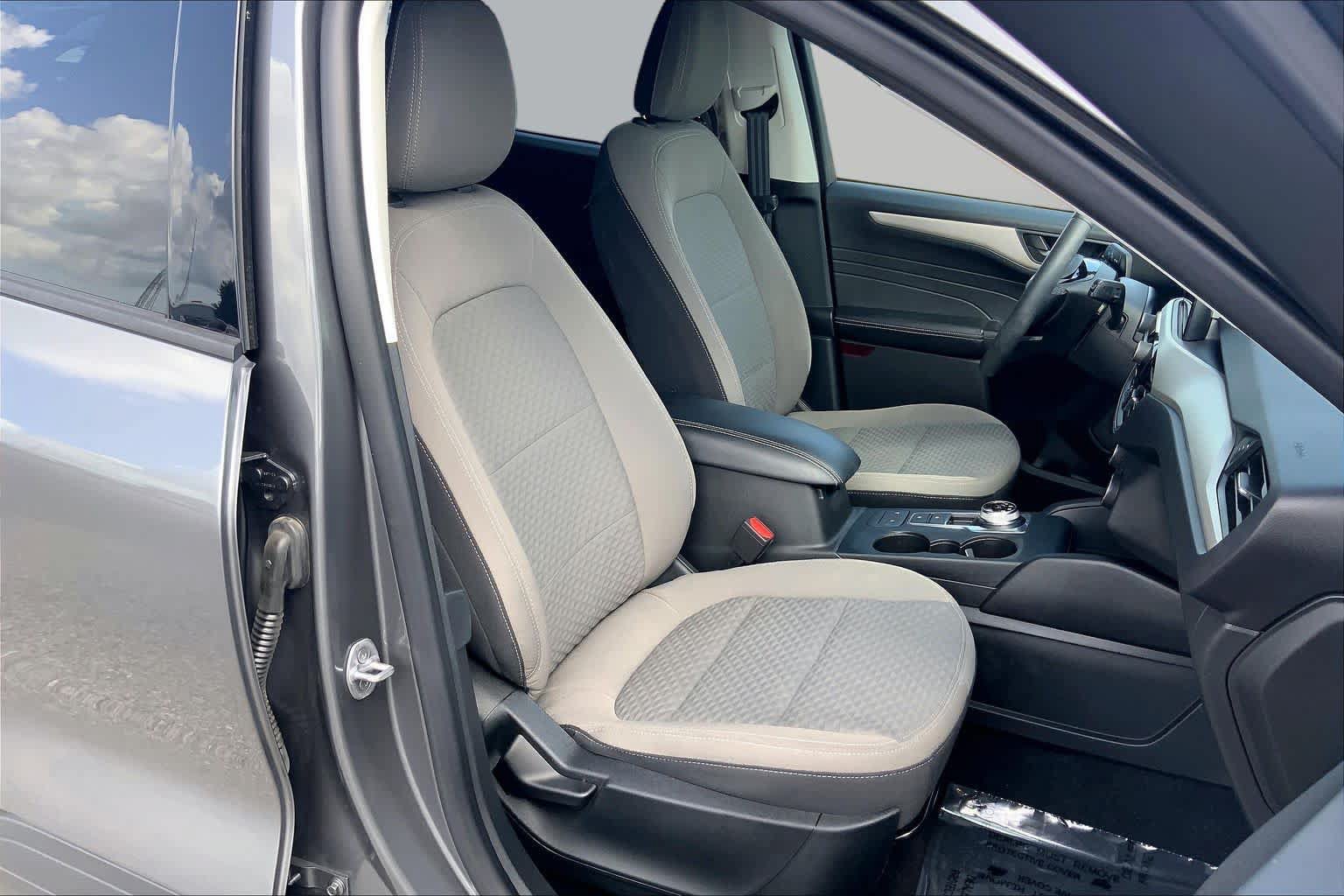 Certified 2022 Ford Escape SE w/ SE Sport Appearance Package FWD image 9