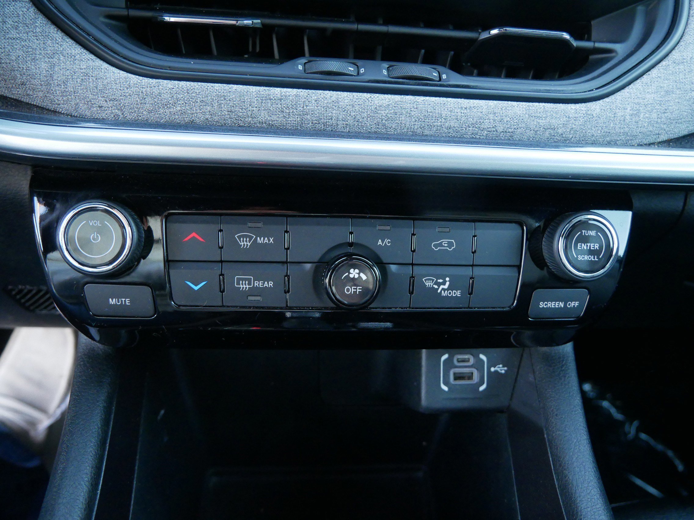 Used 2024 Jeep Compass Latitude image 23