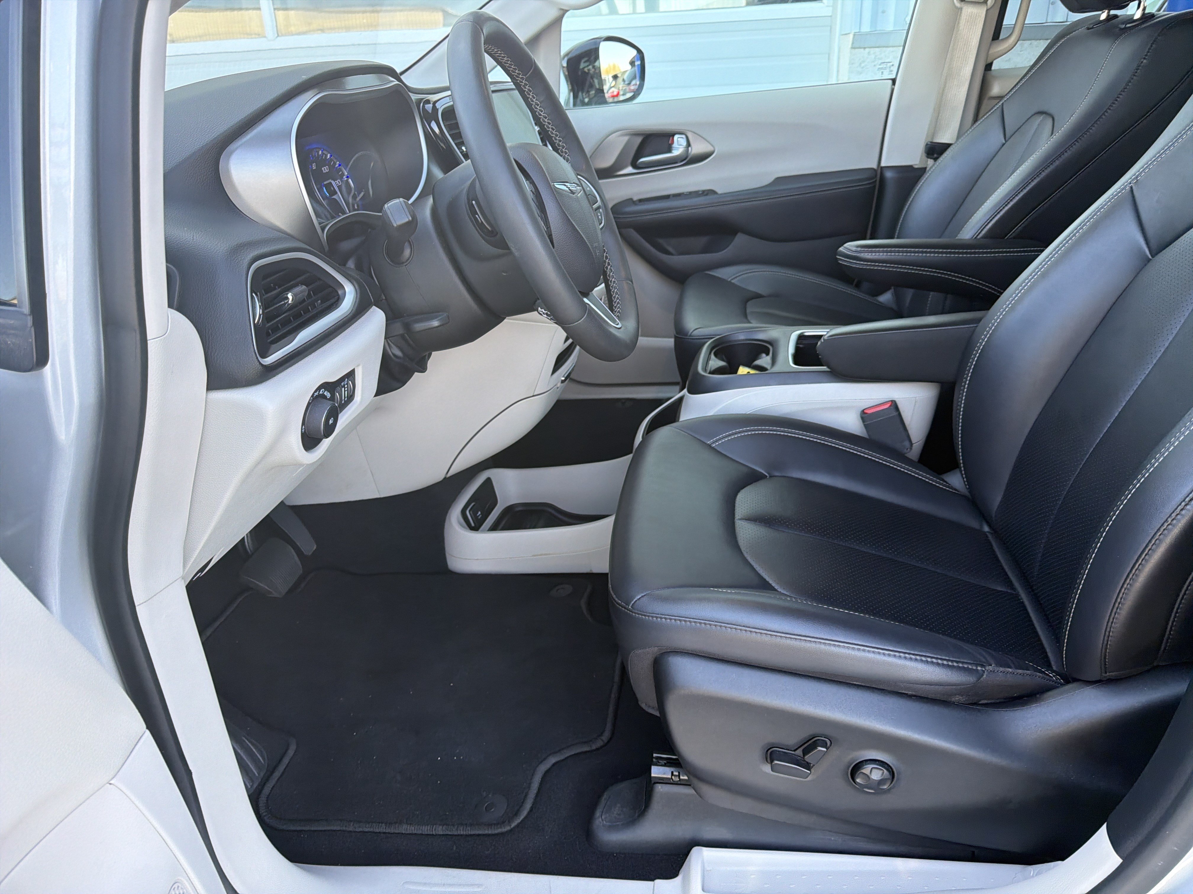 Used 2024 Chrysler Pacifica Touring-L FWD image 26