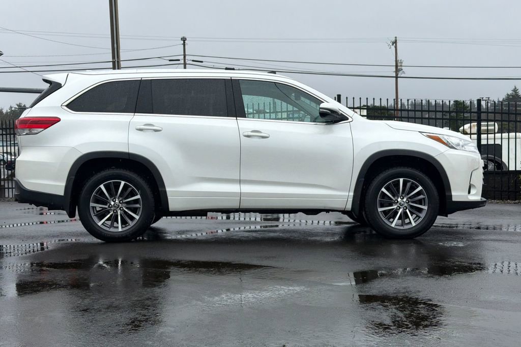 Used 2018 Toyota Highlander XLE image 2