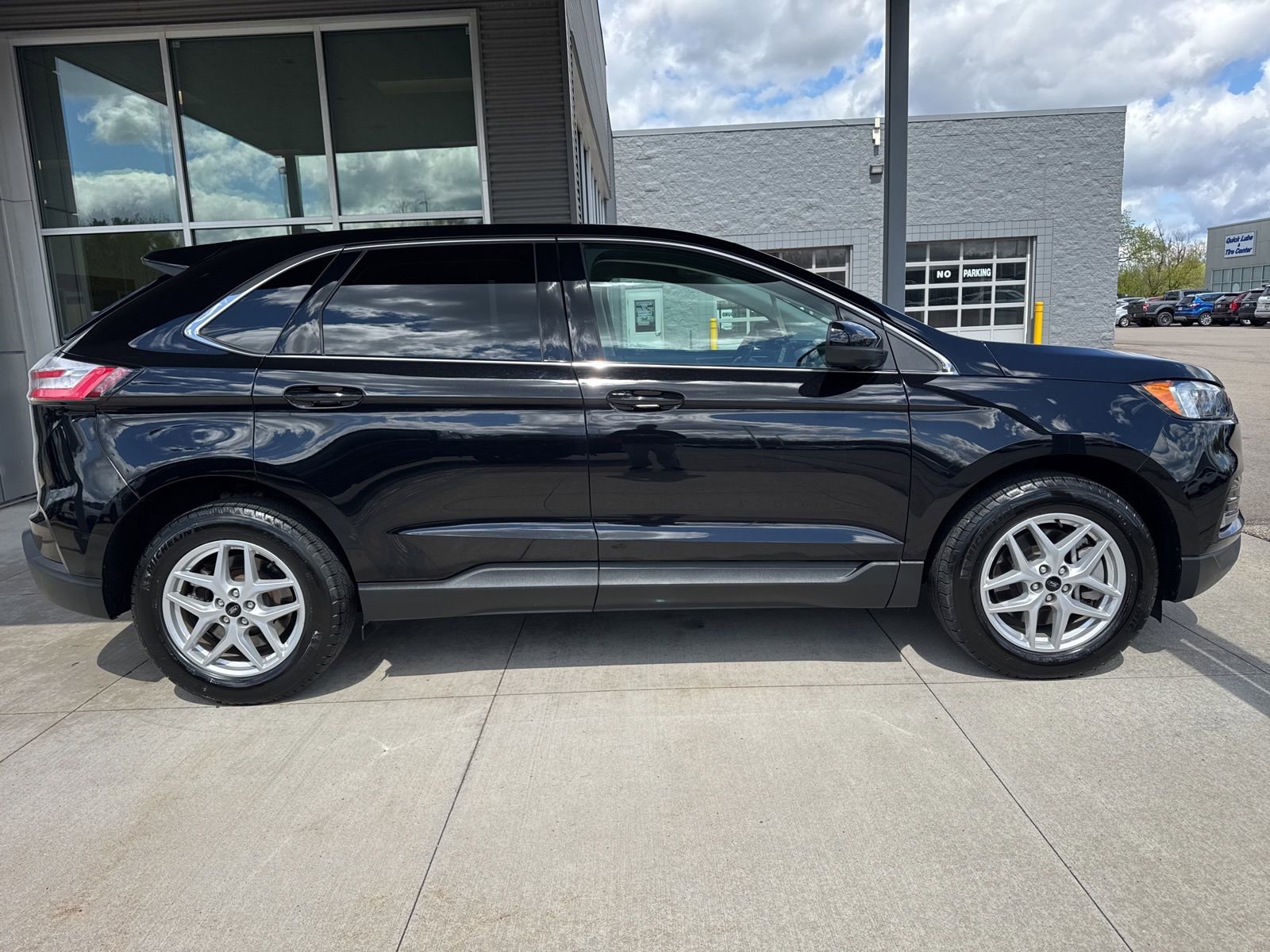 Certified 2024 Ford Edge SEL w/ Convenience Package AWD/4WD image 9