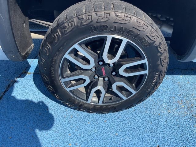 Used 2024 GMC Sierra 1500 AT4 w/ Technology Package AWD/4WD image 9