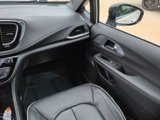 Used 2026 Chrysler Pacifica Limited FWD image 21
