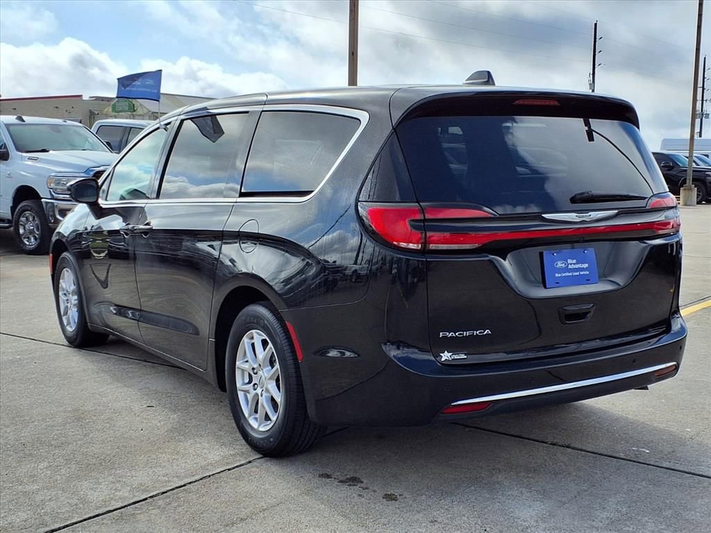 Used 2024 Chrysler Pacifica Touring-L image 4