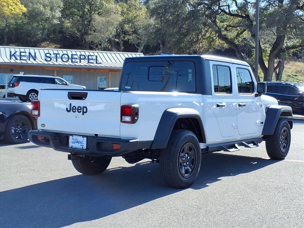 Used 2025 Jeep Gladiator Sport image 3