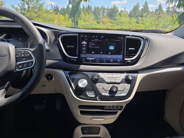 Used 2023 Chrysler Pacifica Touring-L FWD image 25