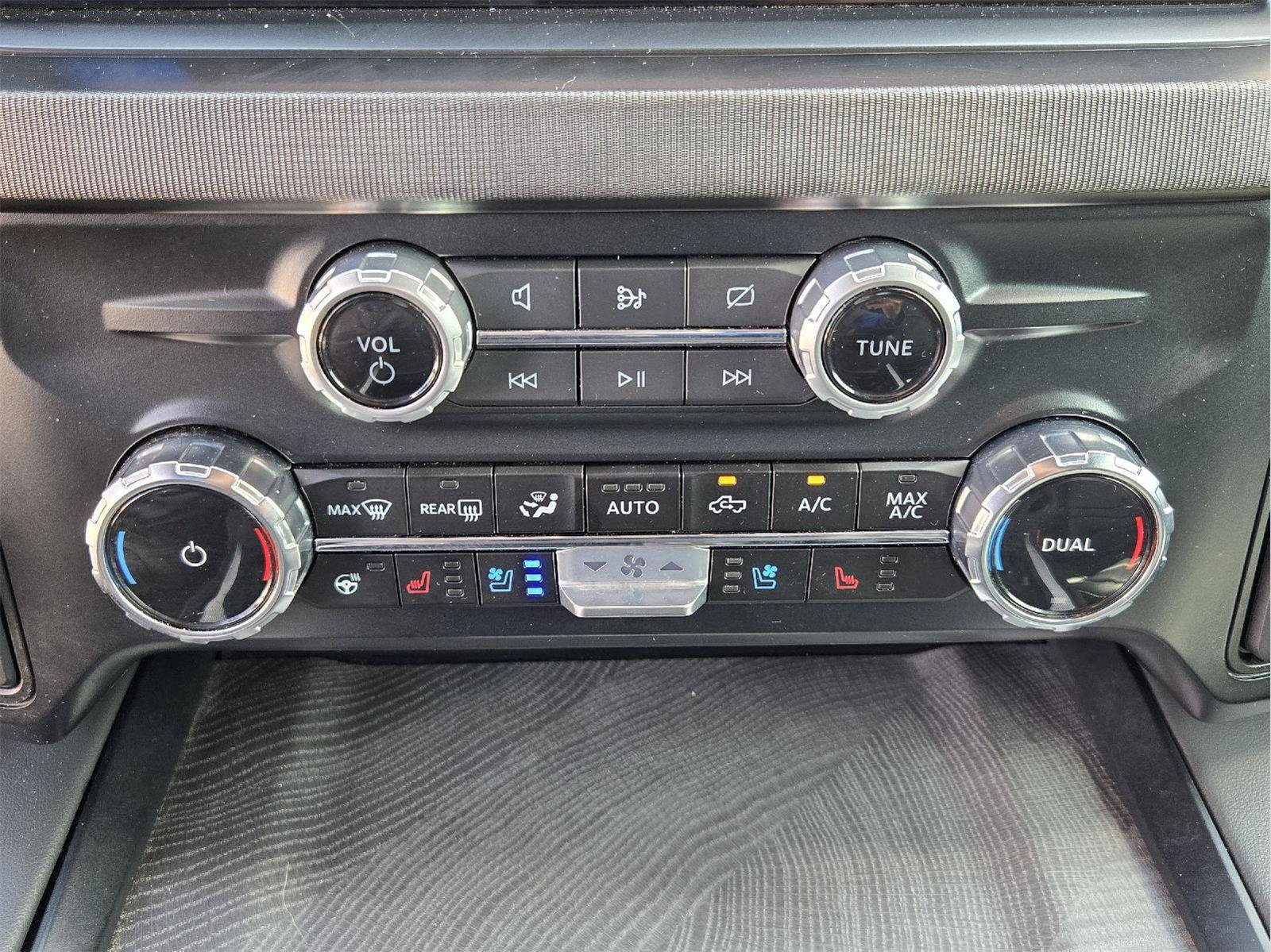 Certified 2024 Ford F250 Platinum w/ FX4 Off-Road Package AWD/4WD image 18