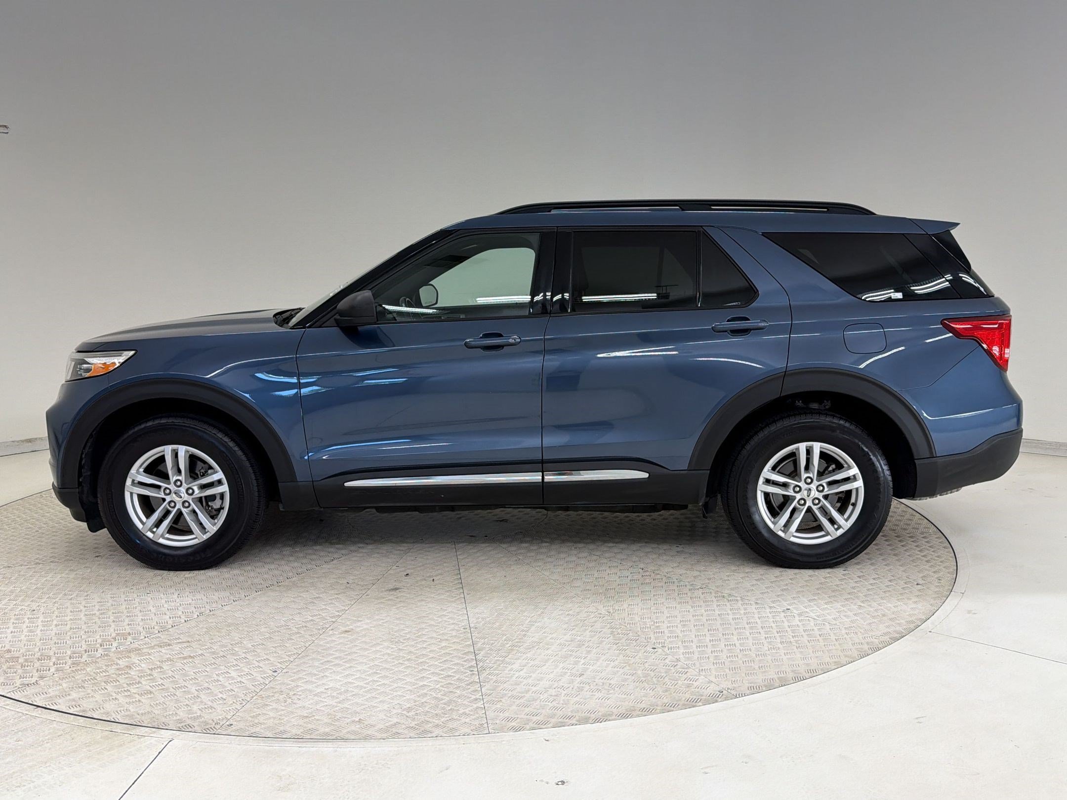 Certified 2020 Ford Explorer XLT w/ Equipment Group 202A AWD/4WD image 2