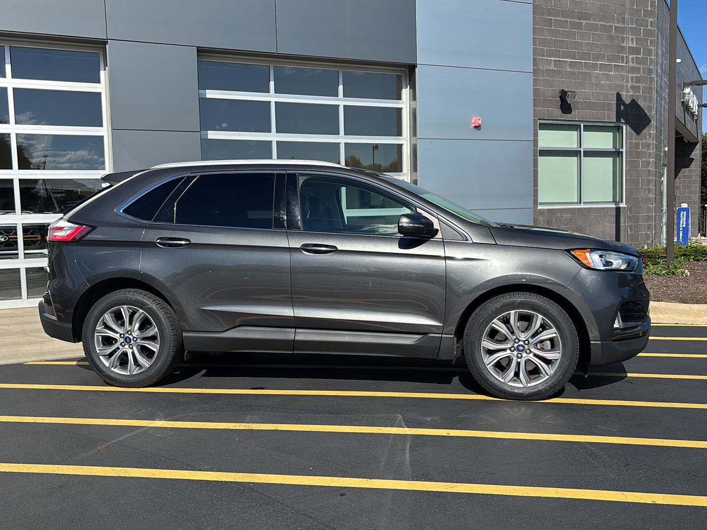 Certified 2019 Ford Edge Titanium w/ Cold Weather Package AWD/4WD image 5
