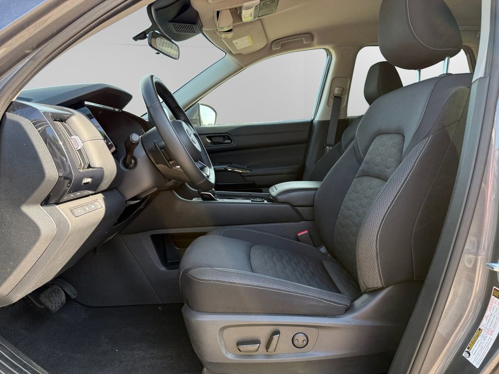 Used 2025 Nissan Pathfinder SV AWD/4WD image 9