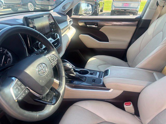 Used 2021 Toyota Highlander Limited FWD image 14