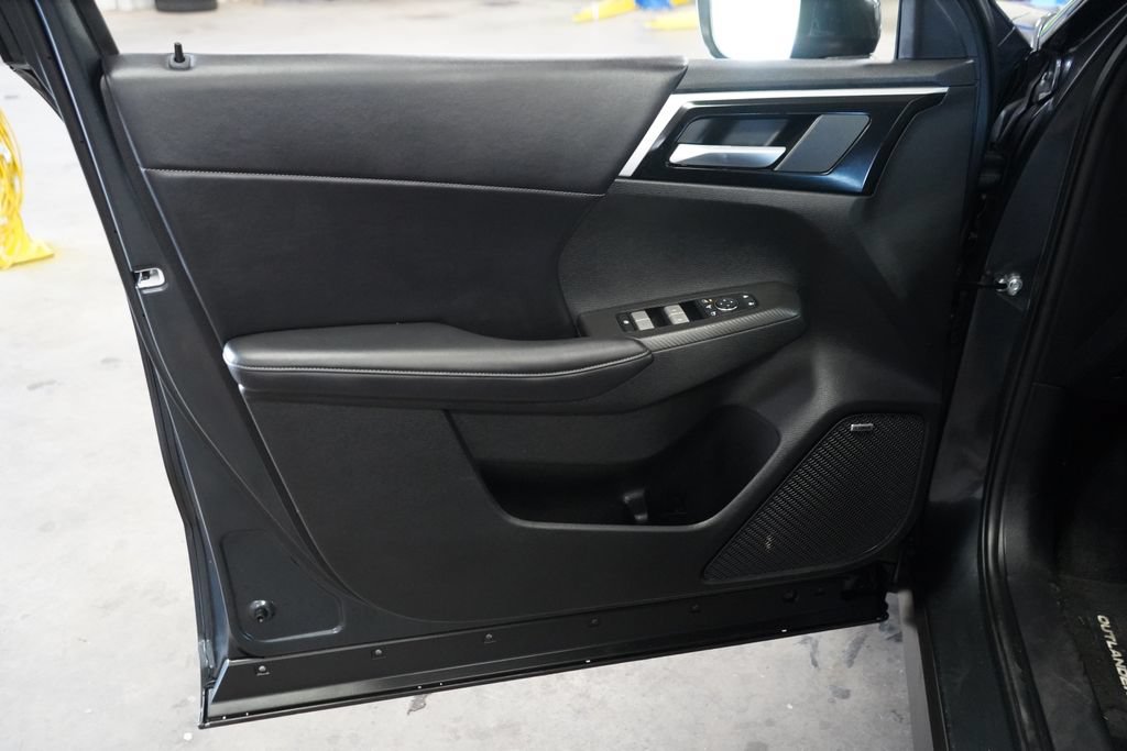 Used 2025 Mitsubishi Outlander SE FWD image 16