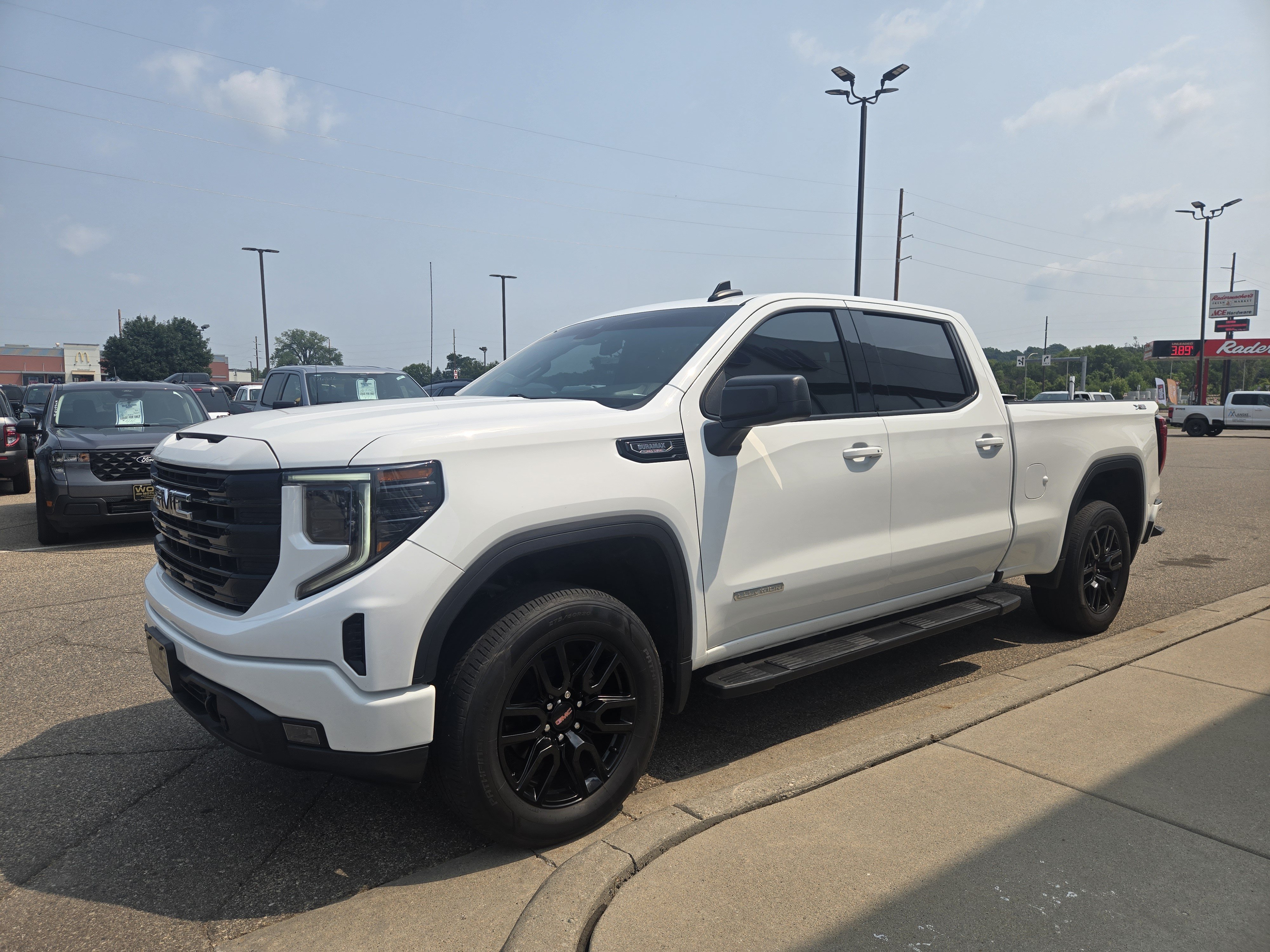 Used 2022 GMC Sierra 1500 Elevation w/ Preferred Package AWD/4WD image 3