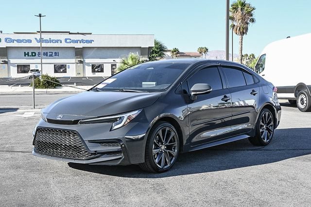 Used 2025 Toyota Corolla SE w/ SE Premium Package FWD image 3