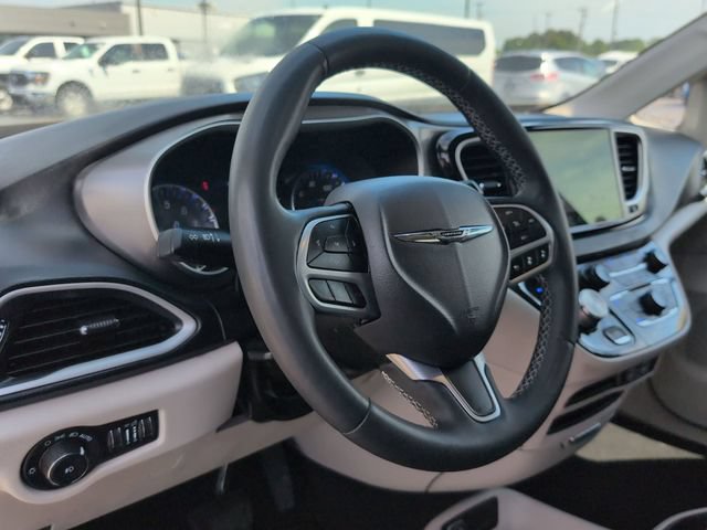 Used 2023 Chrysler Pacifica Touring-L FWD image 10
