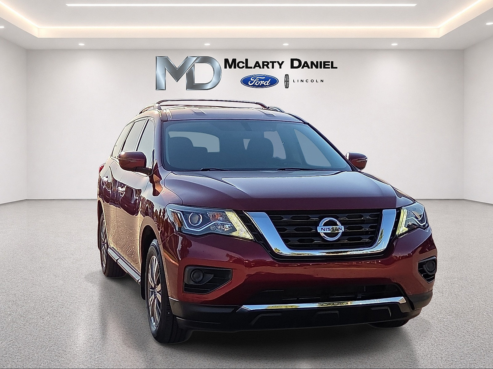 Used 2018 Nissan Pathfinder S FWD image 1