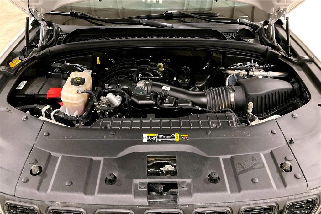 Used 2023 Jeep Grand Cherokee Altitude image 12