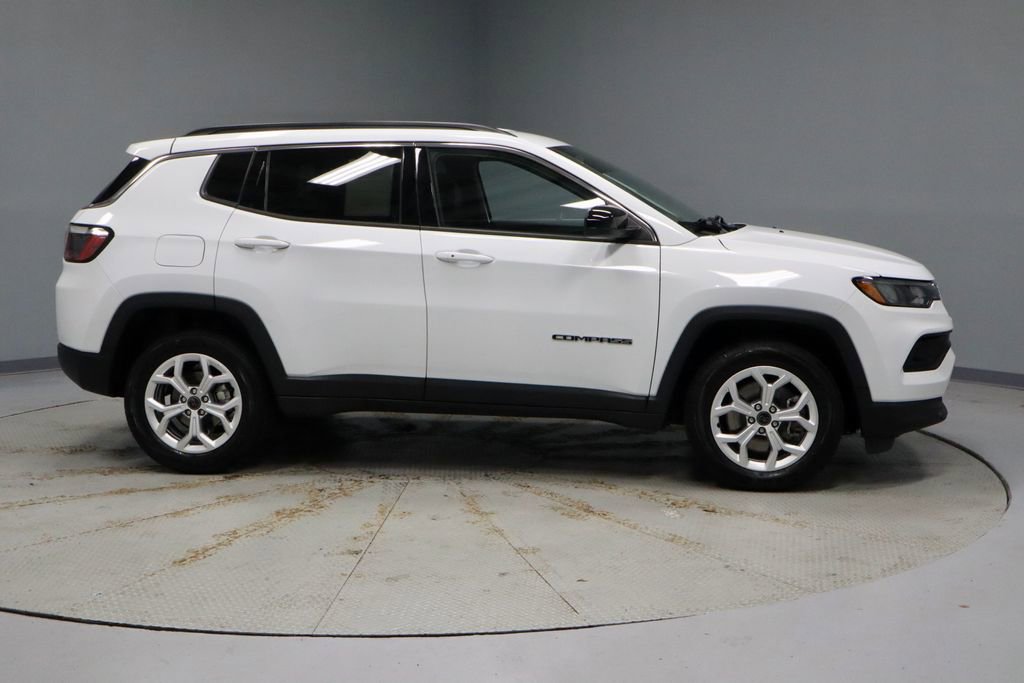 Used 2025 Jeep Compass Latitude AWD/4WD image 11