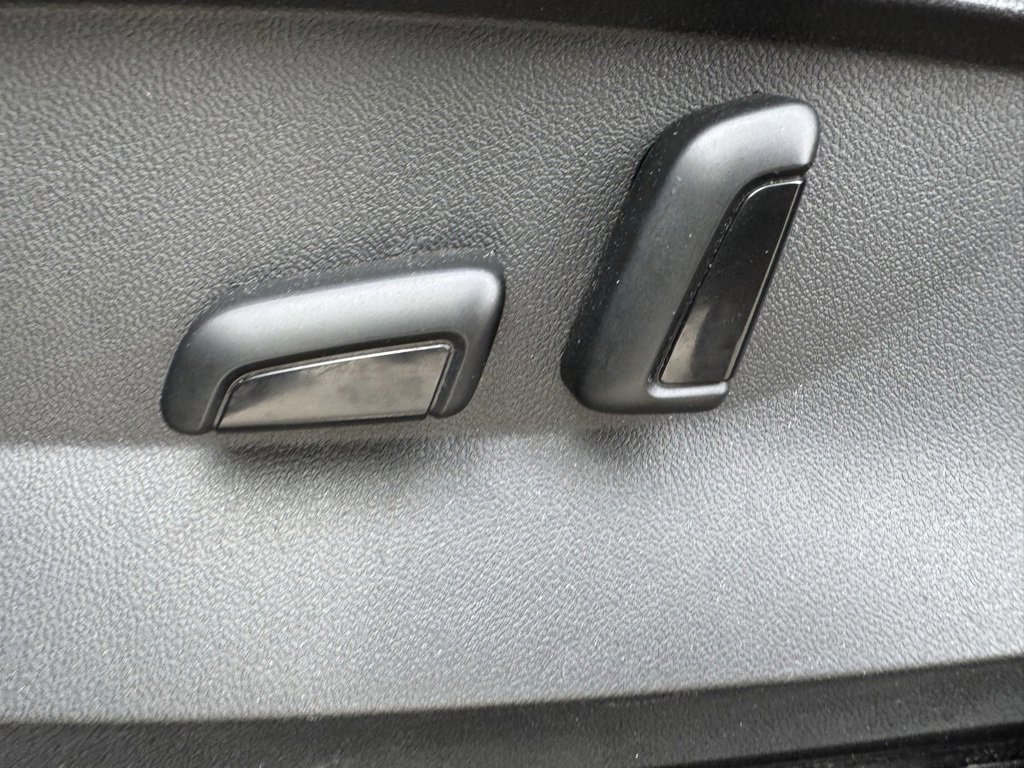 Used 2022 Volkswagen Taos SE w/ Panoramic Sunroof Package image 12