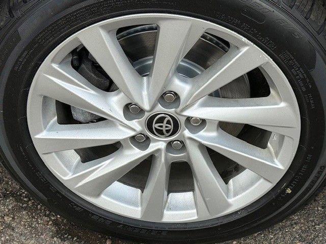 Used 2021 Toyota Camry LE image 10