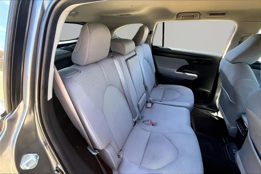 Used 2023 Toyota Highlander LE image 27