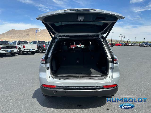 Used 2024 Jeep Grand Cherokee Altitude AWD/4WD image 29