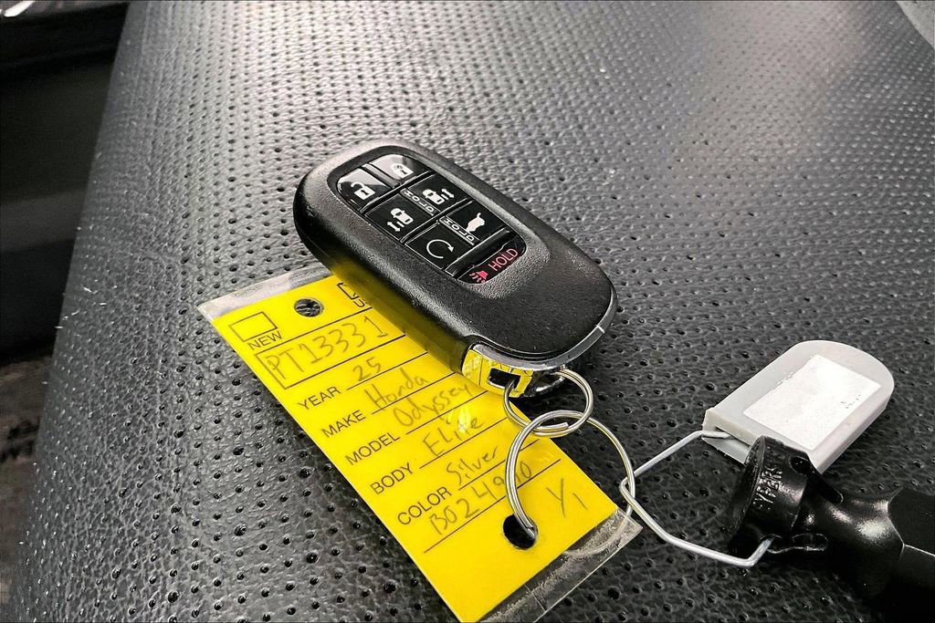 Used 2025 Honda Odyssey Elite image 11