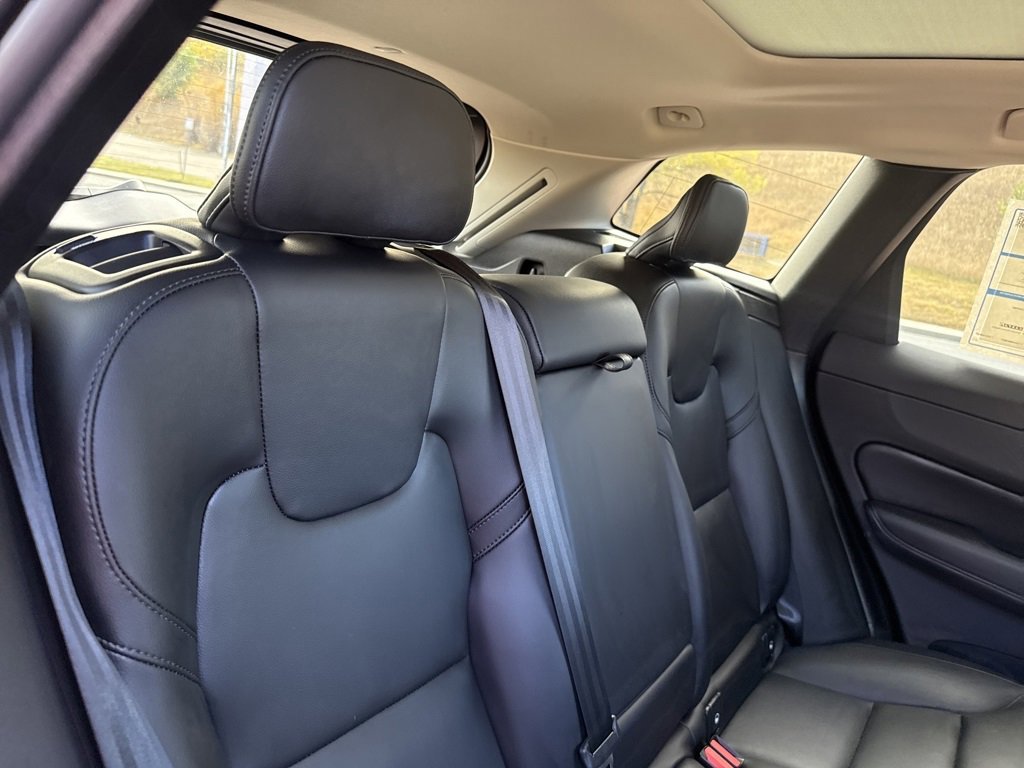 Used 2025 Volvo XC60 B5 Core image 23