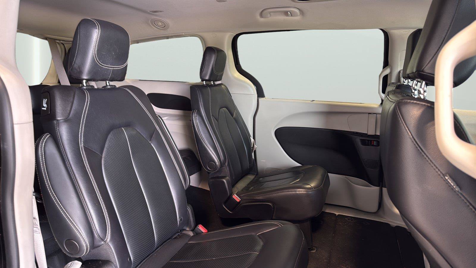 Used 2022 Chrysler Pacifica Touring-L FWD image 16