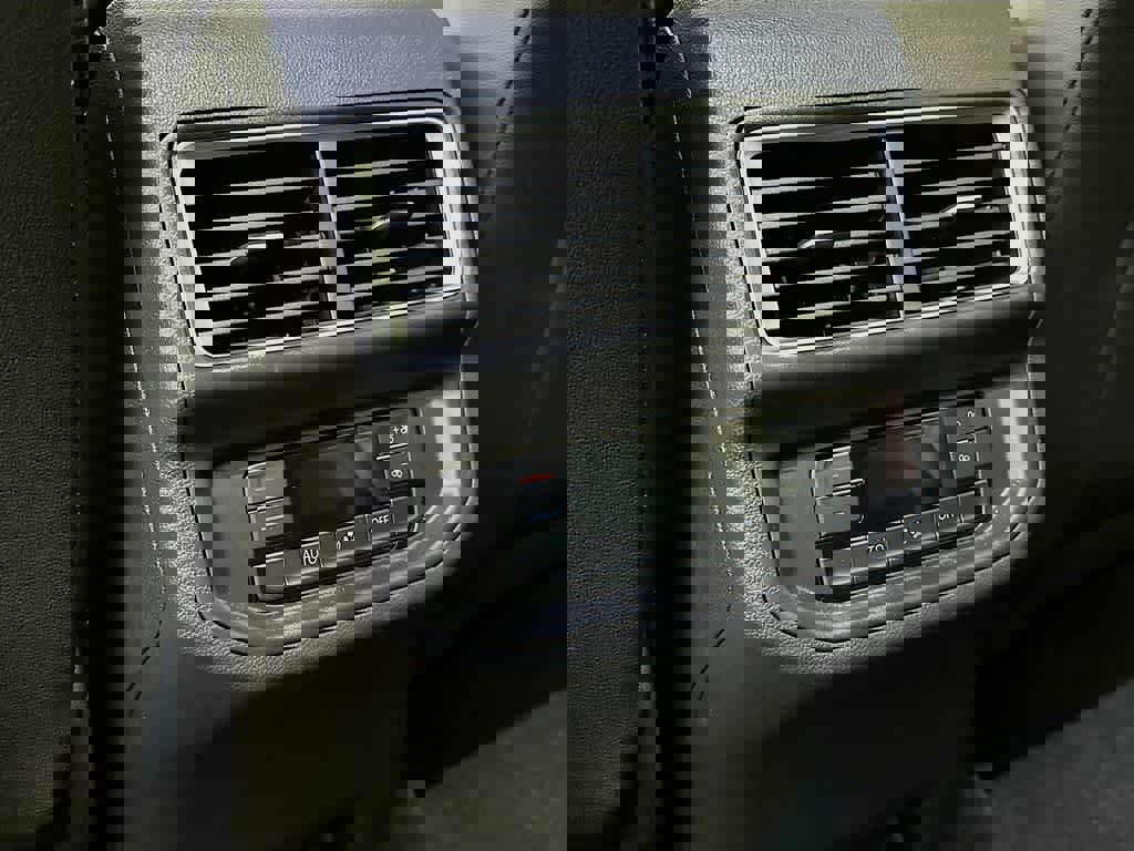 Used 2025 Volkswagen Atlas SE image 13