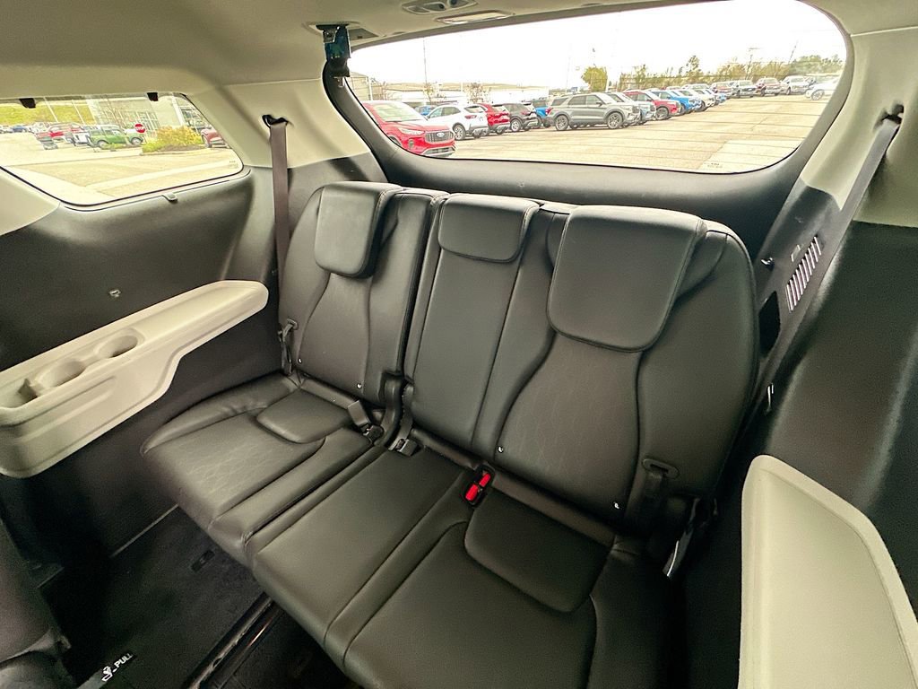 Used 2024 Kia Carnival EX image 8