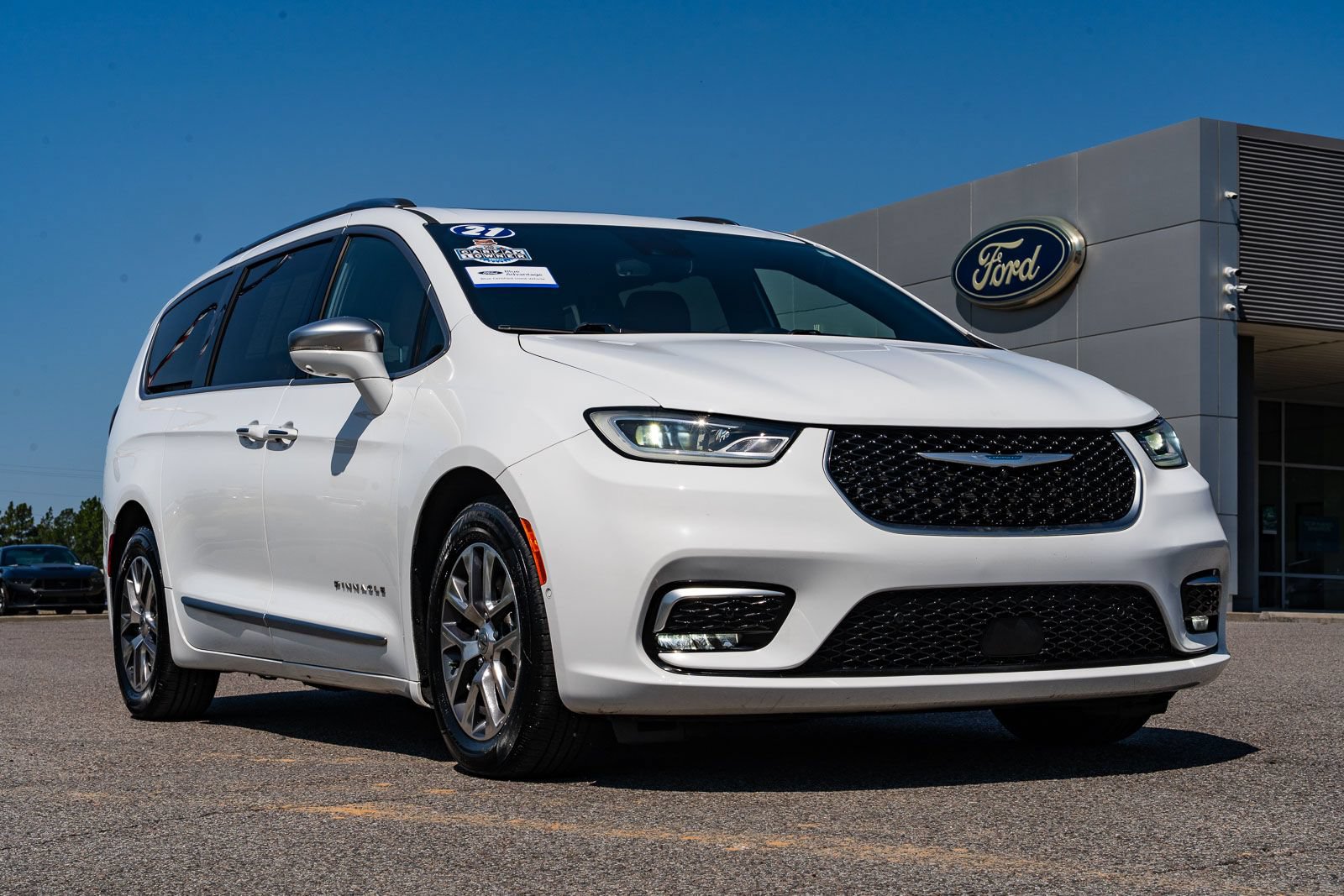 Used 2021 Chrysler Pacifica Pinnacle FWD image 1