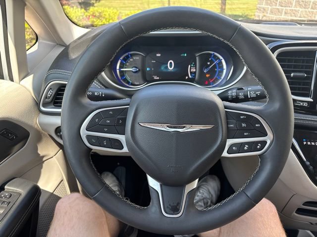 Used 2024 Chrysler Pacifica Limited FWD image 16