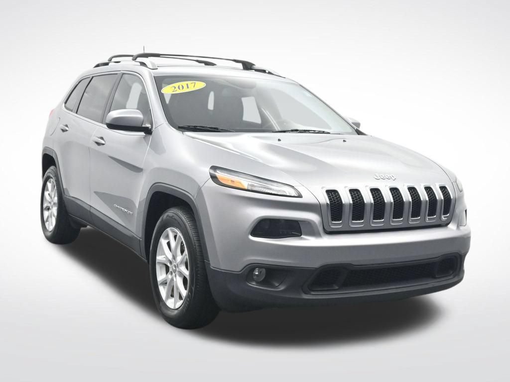 Used 2017 Jeep Cherokee Latitude w/ Trailer Tow Group AWD/4WD image 3