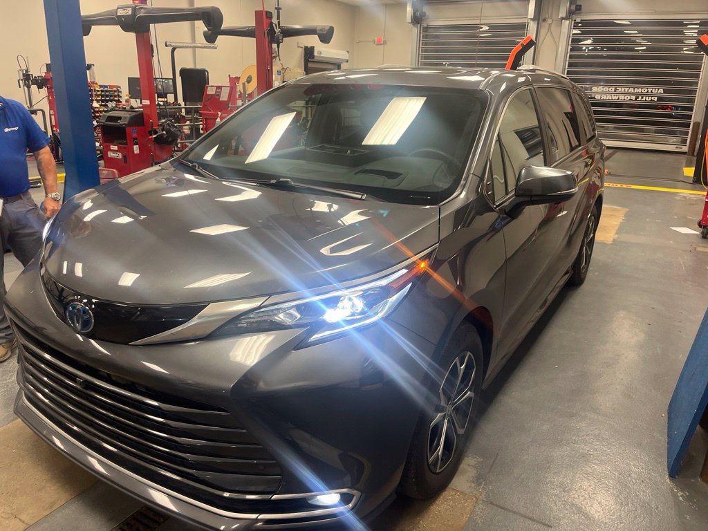 Used 2025 Toyota Sienna Platinum AWD/4WD image 2